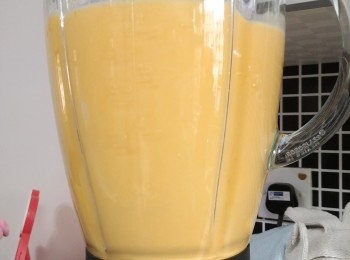 step3: 把糖水倒入攪拌機的芒果奶中，用慢速打勻後倒入容器內