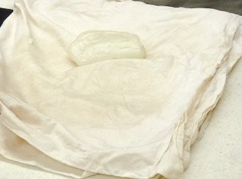 step4: 水滾後落鑊蒸20分鐘。蒸完後， 拿出來待涼至不太燙手，再用手稍為搓一下， 外皮口感更好，之後便可以開始準備包。