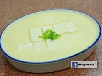 step4: 中小火蒸7-8分鐘至凝固，取出，然後淋上少許麻油及豉油即成