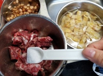 step1: 先將100g花生及60g柴魚分別浸水,花生要浸起碼2小時以上,柴魚切段浸軟即可,380g排骨頭洗淨後用半茶匙鹽醃一醃