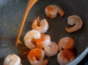 step6: 在鍋中燒熱少許油，放入蝦仁炒至轉色，加入<span class="group_2">甜酸醬汁</span>一同炒勻，將甜酸蝦仁放在脆麵上便成。