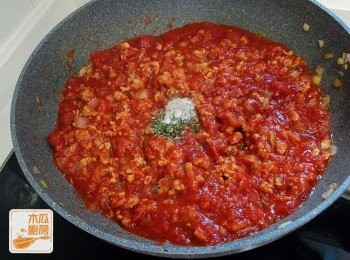 step4: 加入<span class="group_2">調味</span>炒勻，並煮滾