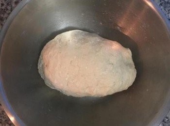 step4: 大略的混成糰後，蓋保鮮膜靜置鬆弛10分鐘。
這個步驟可以讓麵粉更均勻的吸收水份，並讓麵糰更好揉。