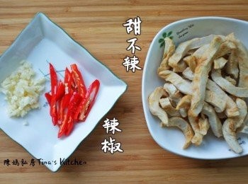 step2: 甜不辣(切條)
蒜頭(切末)
辣椒(切斜片)