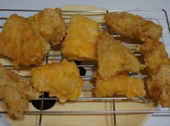 step3: 魚塊入鍋前, 先沾上蛋漿, 再撲生粉, 重複一次同樣步驟後, 將魚放入鍋中, 不要攪動, 炸一至兩分鐘後上下面反轉炸一至兩分鐘後取出放上架
重複上述步驟炸好所有魚塊, 再逐件回鍋返炸後取出置架上