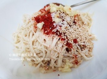 step3: 用雙手把金針菇的水份榨出，把金針菇放入碗內加入其餘材料，