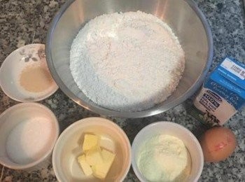 step1: 秤好所有麵糰的材料；並將內餡要用的奶油取出放室溫備用。