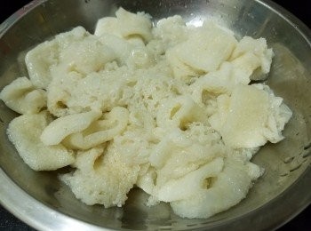 step11: 用黃酒，薑片出水1分鐘，再用凍水沖洗1次，隔乾水份備用