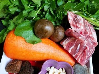 step1: 西洋菜續少續少洗，然後加鹽浸泡30分鐘，瀝乾水分。