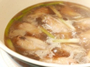 step4: 加入薑和蔥白炒2-3分鐘至聞香後，加入水(醬汁用)、蠔油、冰糖和老抽拌勻煮滾。