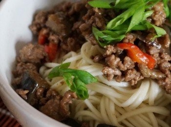 step7: 如果太乾/醬汁不夠撈麵或撈飯的話，炒好肉碎後加入2-3湯匙滾水，炒勻後撒上蔥花便可