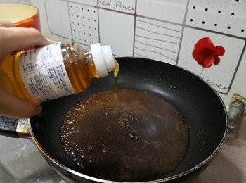 step9: 將剩下的<span class="group_3">汁料</span>加熱， 煮滾後加入蜜糖， 試味;