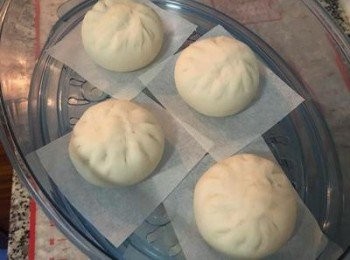 step12: 發酵好的包子，外觀看起拋拋的，手背輕觸可以覺得皮很柔軟；也比剛包好的要大一點。
蓋鍋蓋，冷水，中大火起蒸20分鐘即可。