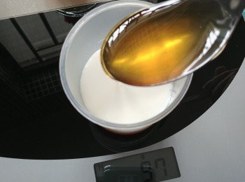 step3: 把蜂蜜同牛奶搞勻再加入1小部分蛋糊先搞勻，再倒入大盤蛋糊中，慢速搞勻(約10至20秒)。