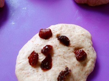 step4: 壓平排氣，滾圓，開始做型，可加上提子乾在內放烤盤上。