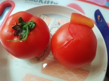 step3: 把半公升水放進鍋內煮沸，將番茄放鍋內，底和面各煮兩分鐘，以方便去番茄皮。