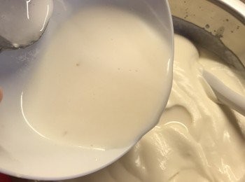 step5: * 最後放入已打發的忌廉裡攪均放入樽，入雪櫃4小時以上