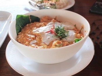 step2: 2.花枝切成條狀、魚片切成塊狀，備用