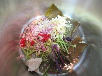 step2: 續放入昆布柴魚高湯蓋鍋蓋加壓2分鐘,熄火待洩壓.