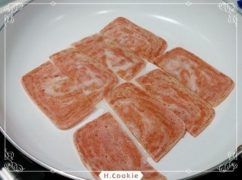 step4: 平底鍋倒入適當植物油小火加熱，放入素培根片