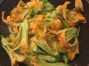 step5: 放入南瓜花，並加入鹽和雞粉拌炒