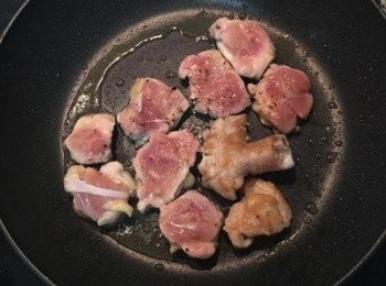 step6: 有深度的直徑24公分平底鍋燒熱，放入少許橄欖油，將雞腿肉皮朝下煎上色，並用少許鹽和黑胡椒粉調味；