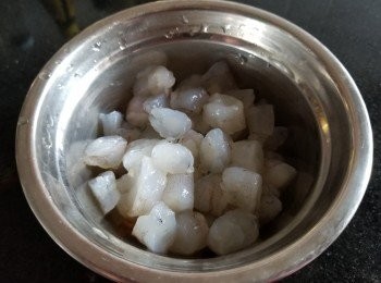 step5: 急凍蝦仁，清洗後切粒，比少少鹽醃入味