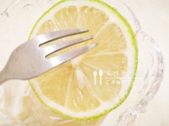 step4: 用小叉子戳戳檸檬，使方便擠檸檬汁。(如圖)