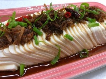 step1: 豆腐薄切片，放上XO醬 醬油 麻油 蔥花✌🏼
超簡單的涼拌菜就這樣完成