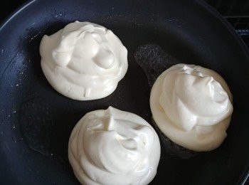 step4: 準備好煎pan,先煮溶牛油，用掃平均掃上，想煎得靚啲可用廚房紙輕抹，轉小火，趁快倒上麵糊，整高啲就最好!!!加少少水蓋上煎焗5分鐘。