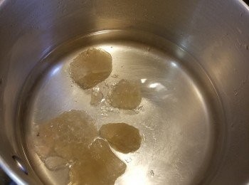 step5: 將700g水加入160g冰糖煮溶冰糖