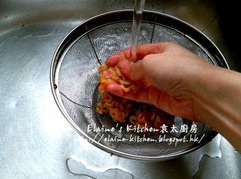 step1: 蝦米浸水後用水沖一沖洗及瀝乾