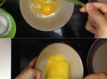 step1: 先將冷飯略略弄散
蛋加半小匙鹽打發好