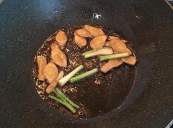 step6: 煎到薑味都出來後，薑的週圍有點捲起後，放入蔥白爆香；