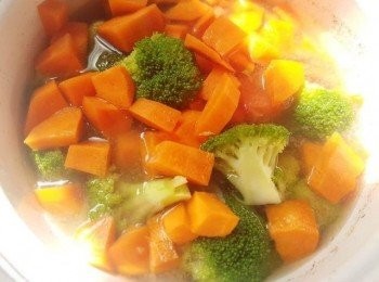 step6: 牛腩汆水後，撈起備用。
換掉煲內的水，把西蘭花、紅蘿蔔汆水，不用煮至全熟，水煮沸後便可關火，並撈起備用。