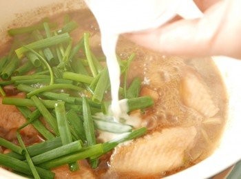 step6: 打開，調至中大火，加入蔥綠，把水(勾芡用)加入生粉(勾芡用)中拌勻，再倒入鍋中。