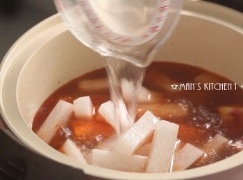 step5: 倒入步驟1的高湯、紅、白蘿蔔並大火煮滾後蓋上鍋蓋。