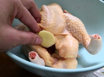 step2: 將鹽塗勻於雞皮及腹腔內， 放進薑片;   用保鮮紙封好放雪櫃內雪過夜 (最少醃四小時)