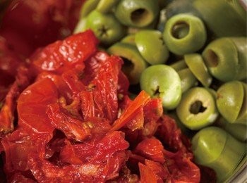 step3: 將油漬半乾番茄乾與橄欖加入，用橡皮刮刀輕輕拌入。