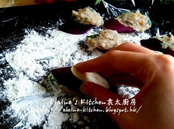 step7: 再每邊沾上薄薄一層生粉