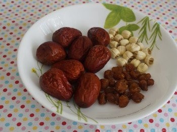 step3: 雪棗洗好後切開去核; 桂圓及蓮子洗浸十五分鐘後隔乾