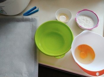 step1: 預熱焗爐170度，在焗盤上鋪上牛油紙。量好材料。