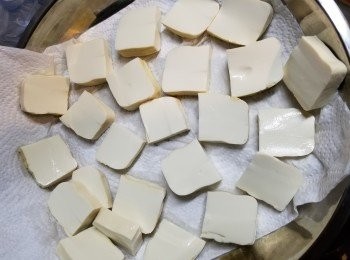 step2: 用廚房紙將豆腐索乾水份
