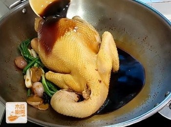 step5: 放入蔥和雞，用汁淋勻雞身，加蓋用中小火煮30分鐘，期間將雞反轉，再淋汁上雞面，用筷子插入雞腿位置，如沒有血水即表示熟，熄火加蓋焗10分鐘