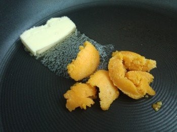 step1: 先預熱焗爐爐温150度備用. 再將牛油和咸蛋醬下鑊同炒。