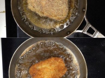 step13: 另備一鍋，下油大火燒熱
把一點麵包糠下油鍋試油溫，一下即冒起表至油溫OK
之後轉中火，將豬扒放入，用半煎炸方式將豬扒兩面炸至金黃