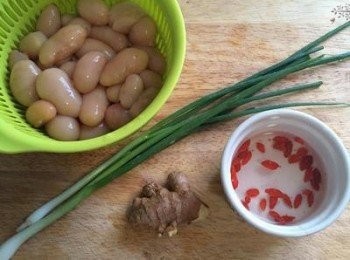step1: 雞子用水沖洗乾淨瀝乾；蔥、薑洗淨備用；枸杞洗淨後用冷開水泡軟。