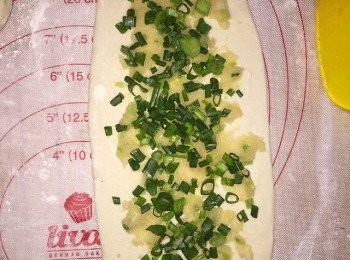 step4: 取一麵團搟成長方形，抹上酥油，再加上蔥花。