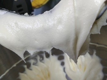 step3: 把雪凍的牛油清同無鹽牛油室溫放至軟身加入糖霜打至泛白。