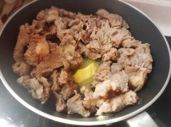 step8: 用高火燒熱平底鍋，落少量牛油，加入牛腩炒起。